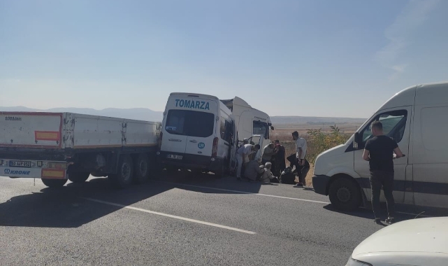 Kayseri'de minibüs TIR'a çarptı