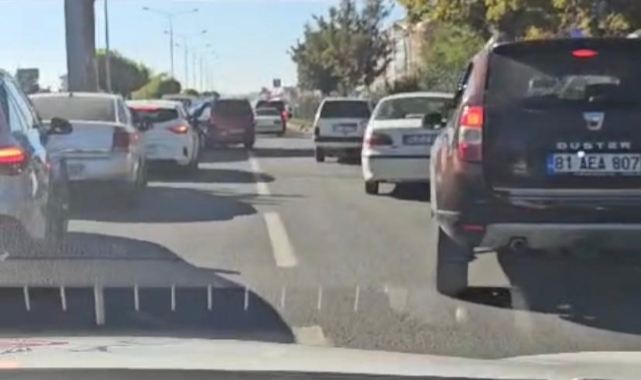 Kaza nedeniyle tıkanan yol 'fermuar yöntemi' ile açıldı   