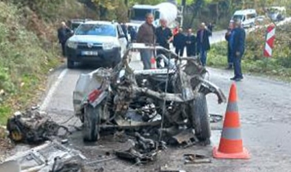 Kaza yapan araç kağıt gibi dağıldı!
