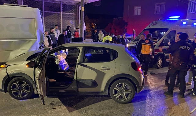 Kocaeli'de alkollü sürücü park halindeki minibüse çarptı: 3 yaralı