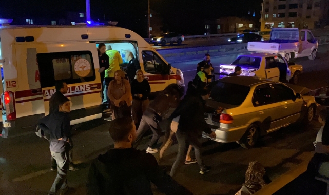 Kocaeli'de iki otomobil çarpıştı: 1'i çocuk 5 yaralı