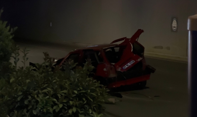 Kontrolden çıkan otomobil orta refüje çarptı: 1 ölü, 4 yaralı