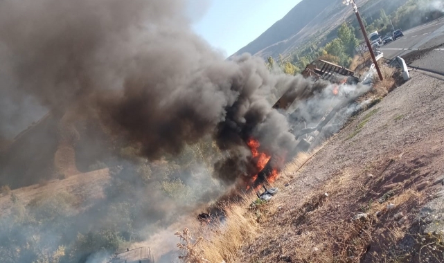 Kontrolden çıkan TIR önce şarampole yuvarlandı sonra alev aldı