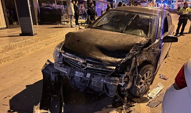 Kontrolünü kaybeden sürücü park halindeki araca çarptı
