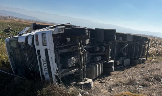 Konya'da devrilen TIR'ın sürücüsü yaralandı   
