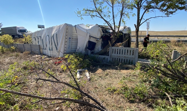 Konya’da TIR şarampole devrildi