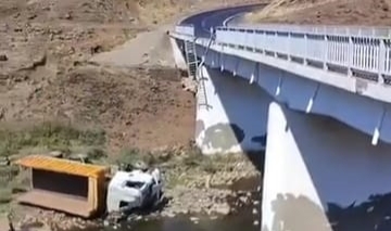 Köprüden düşen kamyonun şoförü ağır yaralandı