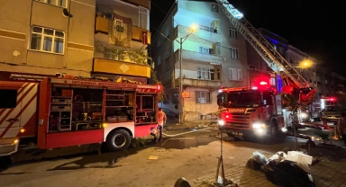 Küçükçekmece’de çatıda yapılan mangaldan yangın çıktı
