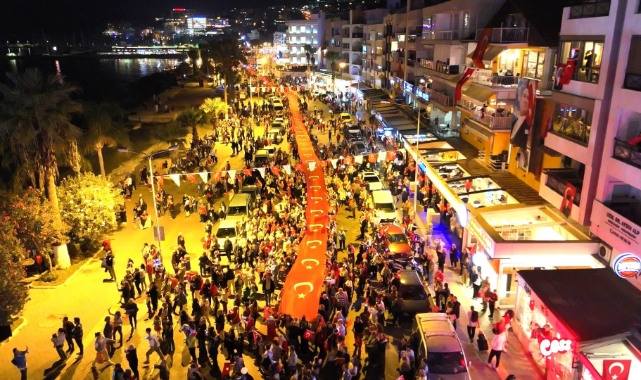 Kuşadası'nda on binler Cumhuriyet için yürüdü