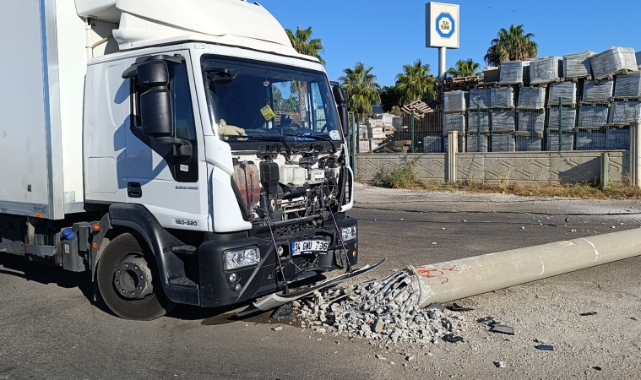 Lojistik kamyonu beton direği devirdi