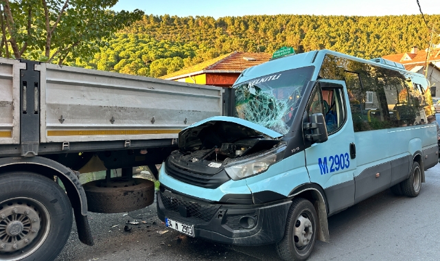 Maltepe'de yolcu minibüsü park halindeki TIR'a çarptı