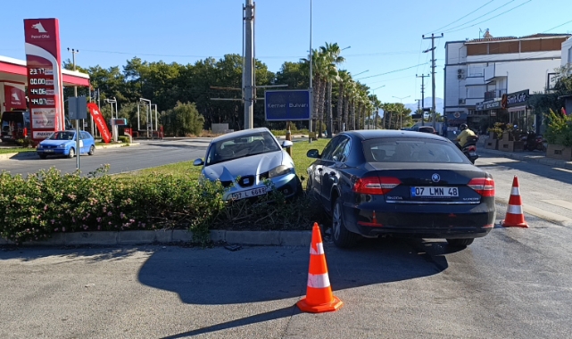 Manavgat'ta çarpışan otomobiller levhaları yıktı