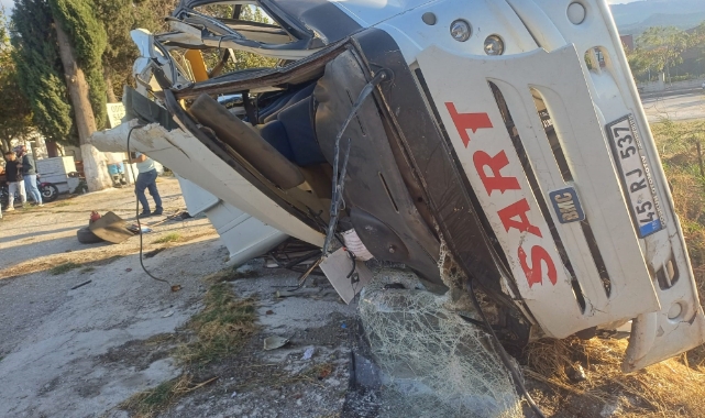 Manisa'da TIR boş servise çarptı!