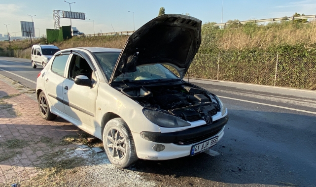 Mikser aracı yanan otomobili kül olmaktan kurtardı