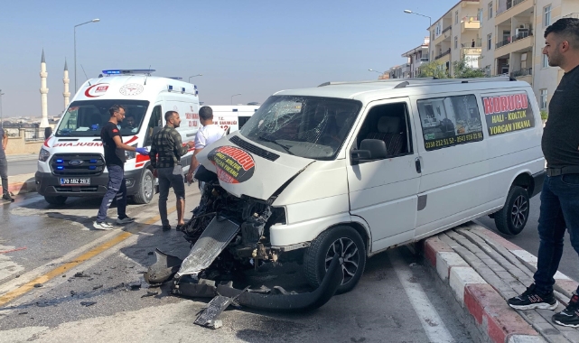 Minibüs ile otomobil kafa kafaya çarpıştı