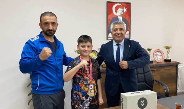 Minik boksörden Tuşba Gençlik ve Spor Müdürü Esen'i ziyaret etti