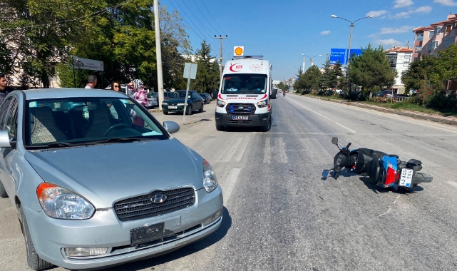 Motosiklet otomobile çarptı