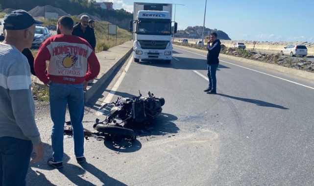 Motosiklet sürücüsü dönüş yapmak isterken TIR çarptı