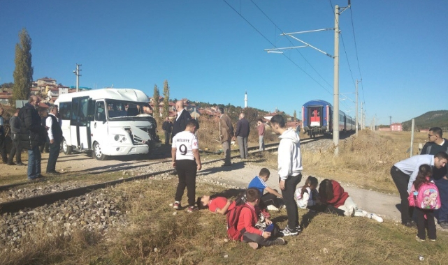 Öğrenci servisi trenin arka vagonuna çarptı
