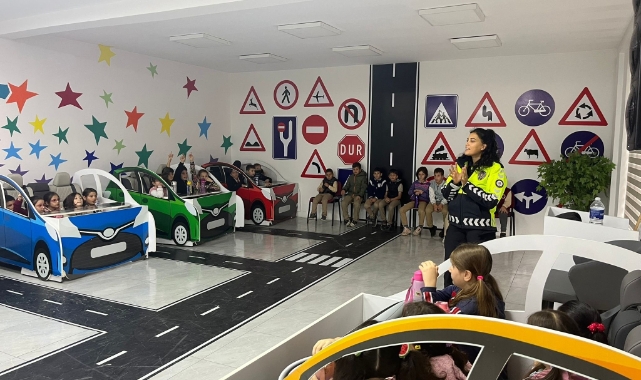 Öğrenciler trafik kurallarını öğreniyor