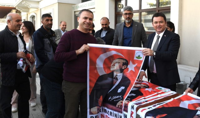 Osmangazi Belediyesi,  Ata Posteri dağıtıyor