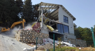 Osmangazi'de kaçak villa yıkıldı