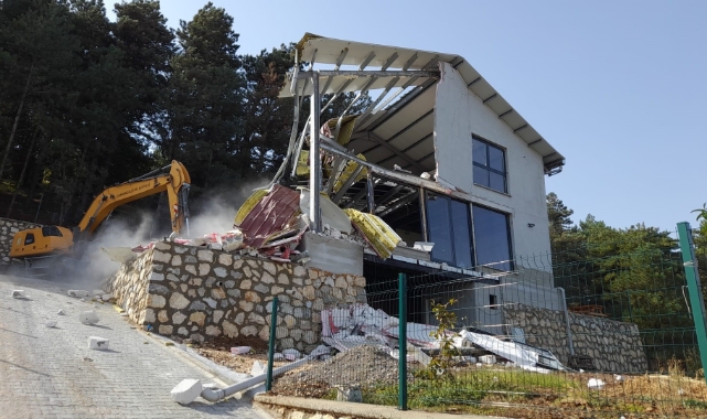 Osmangazi'de kaçak villa yıkıldı