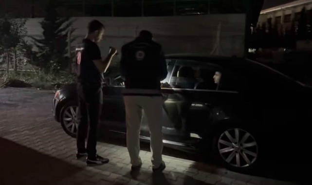 Osmaniye’de lüks otomobilde 4 düzensiz göçmen yakalandı