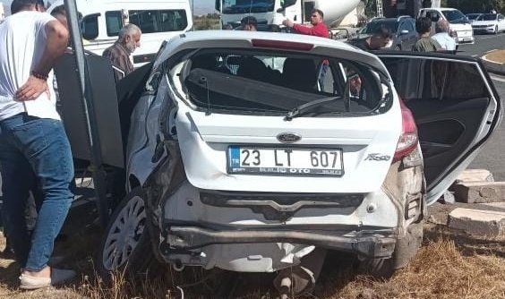 Otobüs ile otomobil çarpıştı