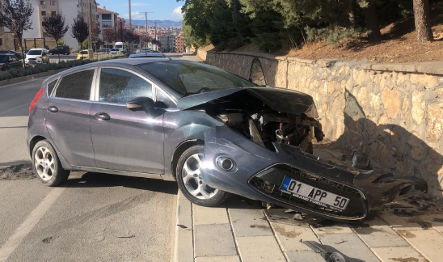 Otomobil bahçe duvarına çarptı