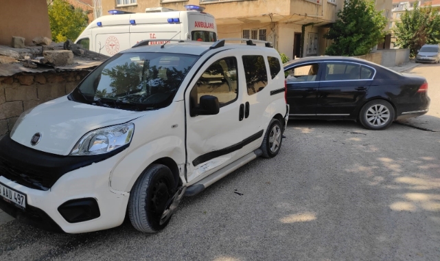 Otomobil ile hafif ticari araç çarpıştı
