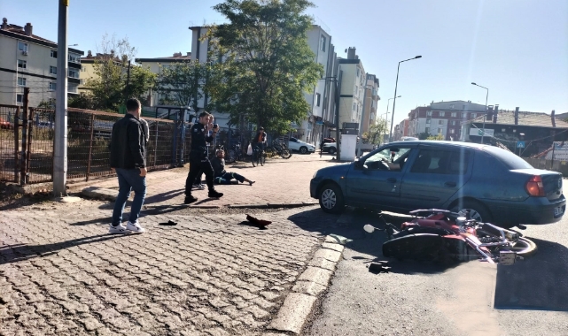 Otomobil ile motosiklet çarpıştı: 1 yaralı