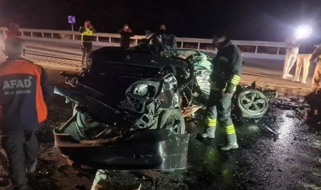 Otomobil, TIR'ın altına girdi: 3 ölü, 1 yaralı
