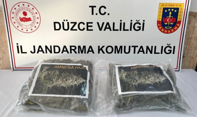 Otomobildeki valizin içinden uyuşturucu çıktı 