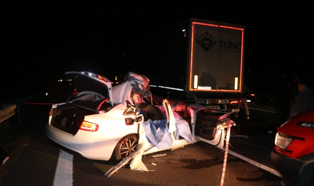 Otoyolda TIR'a çarpan otomobildeki 2 kişi öldü