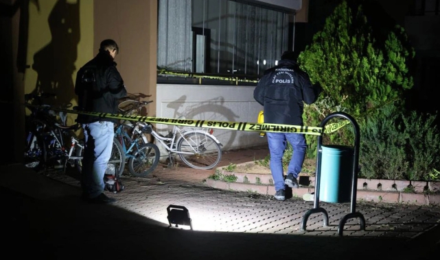 Özel ders vermeye giden karısını 17 bıçak darbesiyle öldürdü