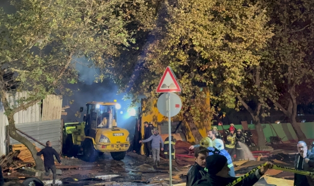 Palet deposunda çıkan büyük yangın 1 saatte söndürüldü   