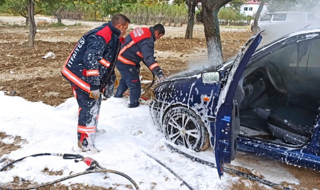 Park halindeki araç aniden alev aldı   
