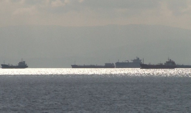 Pendik açıklarında gemi yangını