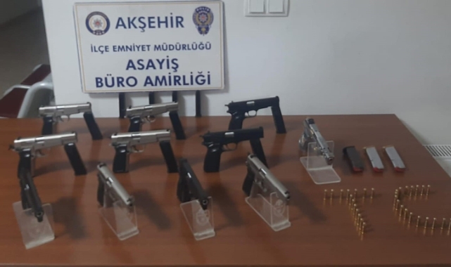 Polisin durduğu araçta 11 adet tabanca çıktı   
