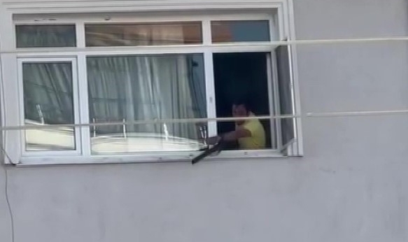 Pompalı tüfekle etrafa ateş açan şahıs 1 polisi yaraladı