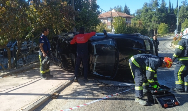 Refüje çarpan otomobil yan yattı