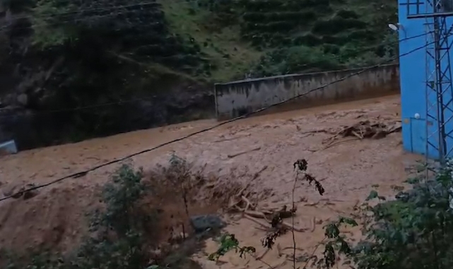 Rize'de heyelan nedeniyle bazı yollar ulaşıma kapandı