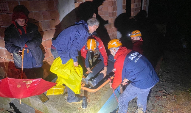 Rize’de heyelan riski nedeniyle tahliye! Yaşlı hasta sedye ile taşındı