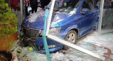 Rize'de hızını alamayan otomobil kafeye daldı