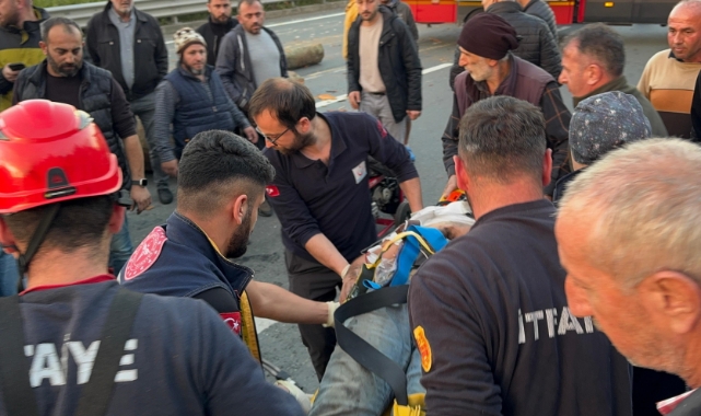 Rize'de tomruk yüklü kamyon ile kamyonet çarpıştı