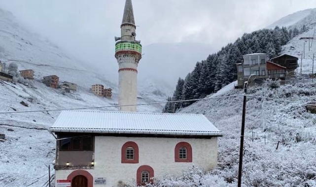Rize'nin yaylaları beyaza büründü
