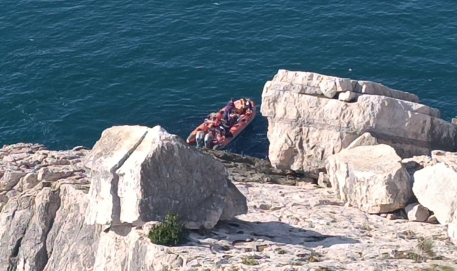 Rus turistler kayalık alanda mahsur kaldı