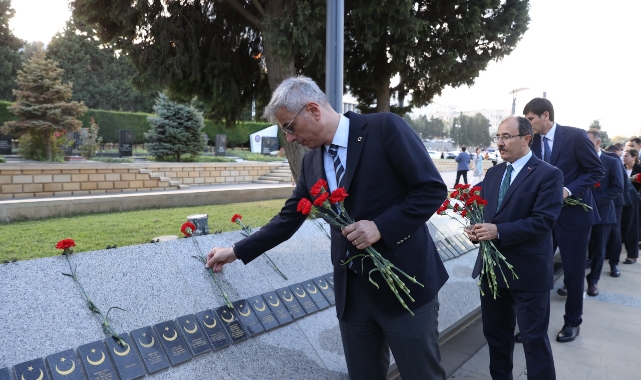Sağlık Bakanı Kemal Memişoğlu, Bakü’de şehitlikleri ziyaret etti