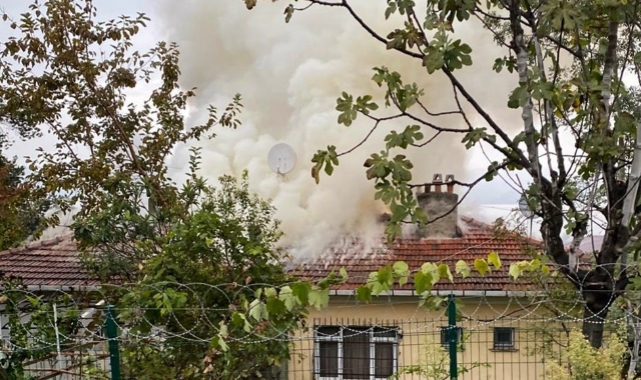 Sakarya'da bir evin çatısı alev aldı